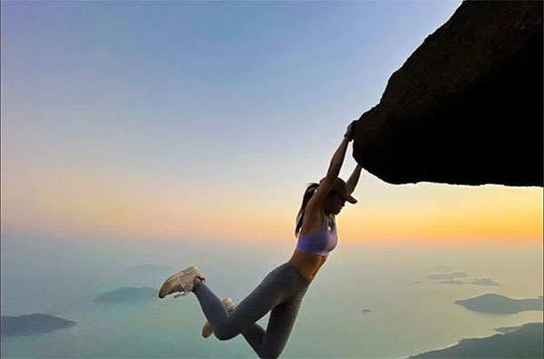张女生前经常挑战极限式自拍，并常常到香港各山区“打卡”。