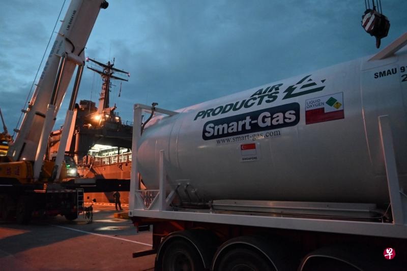 装有液氧的ISO集装罐本月11日运到樟宜海军基地，由新加坡海军部队运送到印尼。