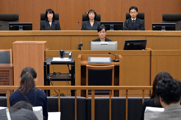 2017年6月，京都地方法院法官（中）宣判笕千佐子死刑。