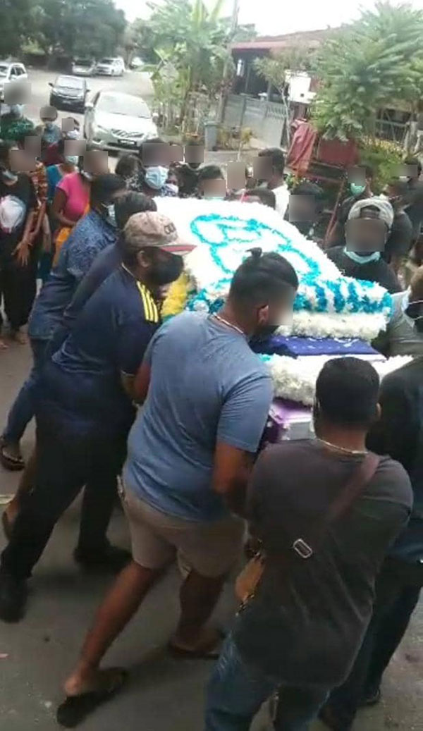 网络流传印裔葬礼视频，棺木上疑似出现黑社会“04党”的标志，引起警方关注及介入调查。