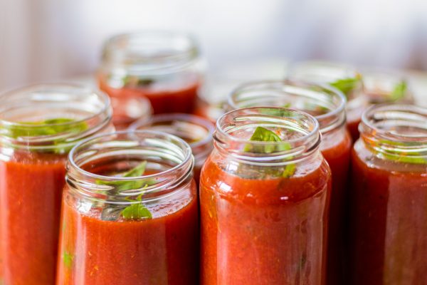 装番茄酱的瓶子用开水消毒，然后晾干，装入番茄酱之后要密封冷藏。