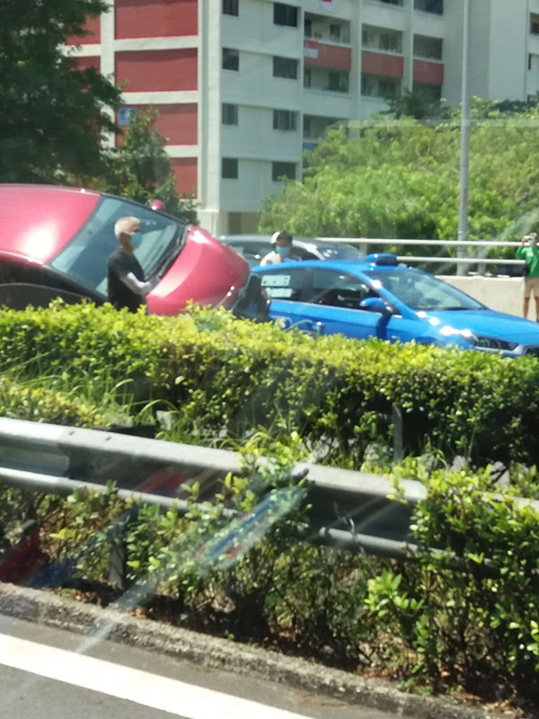 红色轿车撞向蓝色德士的右后方，半辆车悬空。（读者提供）
