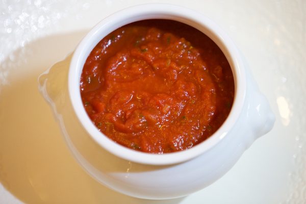 取用番茄酱时，要用干燥无水无油的勺子，并且吃多少拿多少，之后要把瓶子盖盖紧，这样能避免番茄酱发霉，延长保存期。