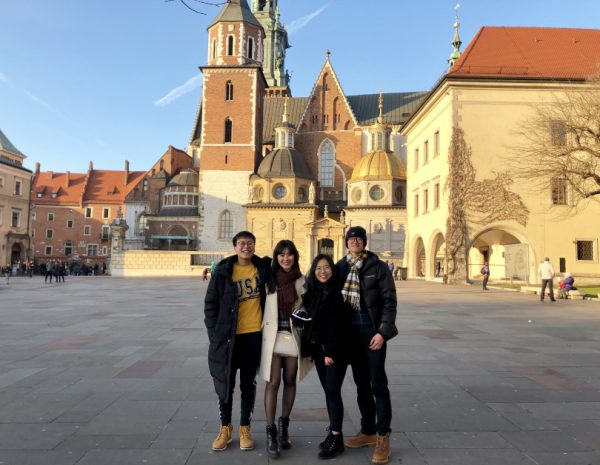 与马来西亚朋友在波兰的瓦尔韦城堡的合影，左一为作者。