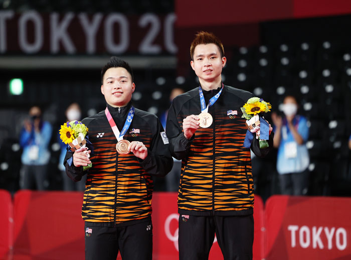 羽球男双谢定峰（左）与苏伟译在铜牌争夺战，逆势2比1击败经验老道的印尼世界冠军莫哈末阿山与亨德拉，让国名与国旗终得以登上赛会奖牌榜。（马新社）
