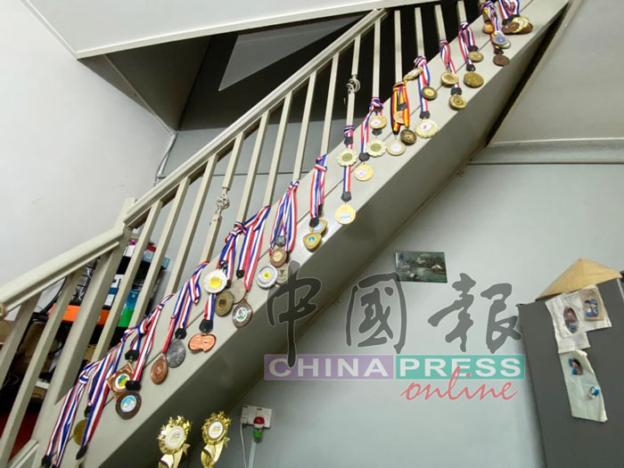 谢定峰赢得的奖牌一一挂在马六甲峇株安南老家。