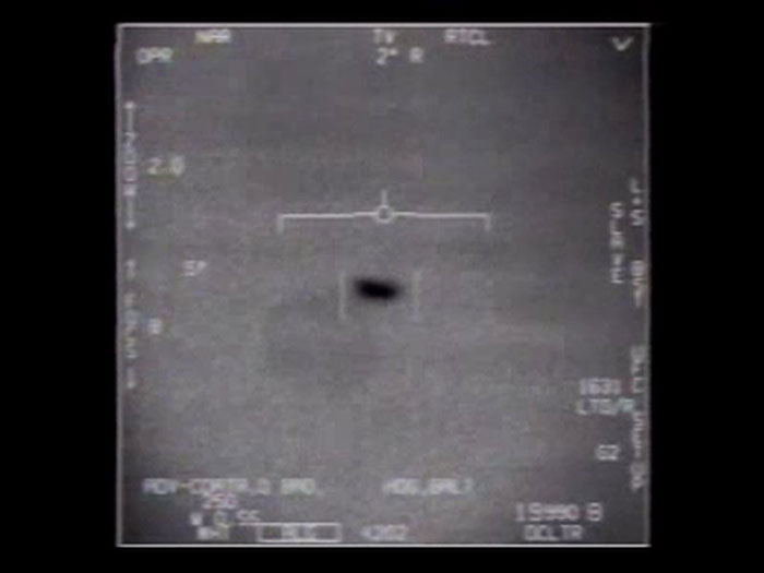 去年4月，美国五角大厦释出美国战机飞行员拍到不明飞行物的影片截图。