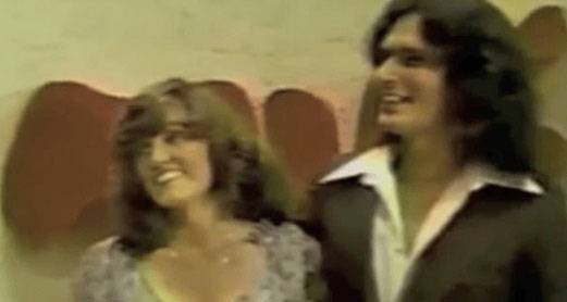 罗德尼（右）上电视红娘节目胜出，获得和女嘉宾布莱萧约会的机会。