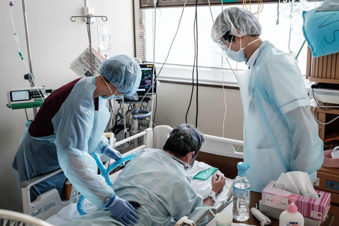 北海道札幌医院的医护人员照料新冠肺炎患者。（法新社）