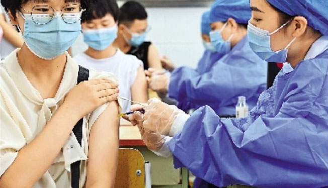河北省石家庄市第五十一中学的初中学生8月4日接种新冠疫苗。