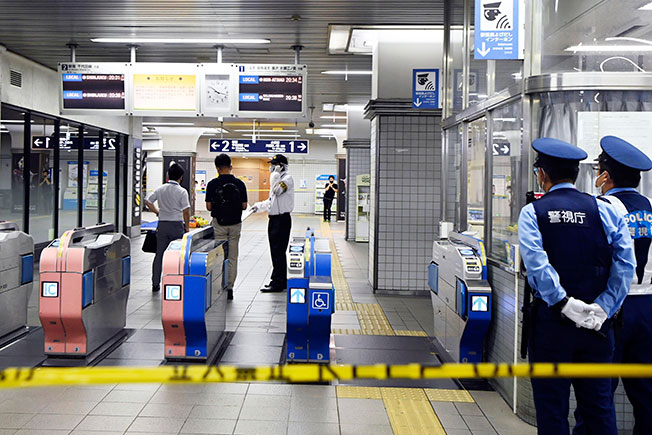 地铁发生持刀刺伤事件后，警察封锁现场。（美联社）