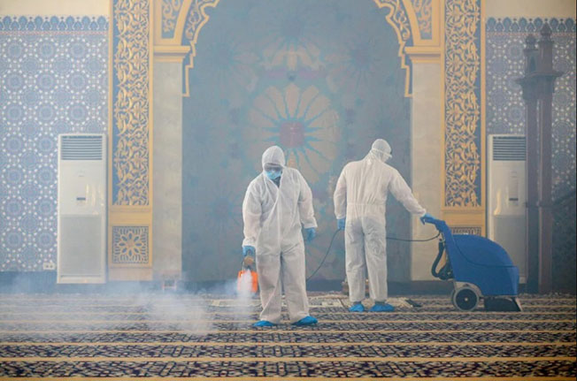卫生人员在斯里巴加湾清真寺消毒。（资料图）