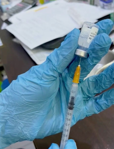 张家康医生展示注射0.3毫升辉瑞疫苗后，针头与黑色活塞之间，还是可看到药量的存在。