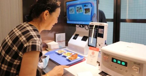 中国首个AI食堂上海亮相 机械人大厨提供100款菜