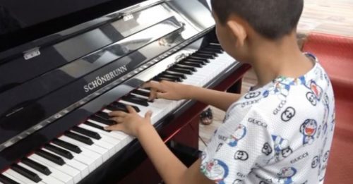 失明男童自学钢琴 乐曲只听一次即可弹奏