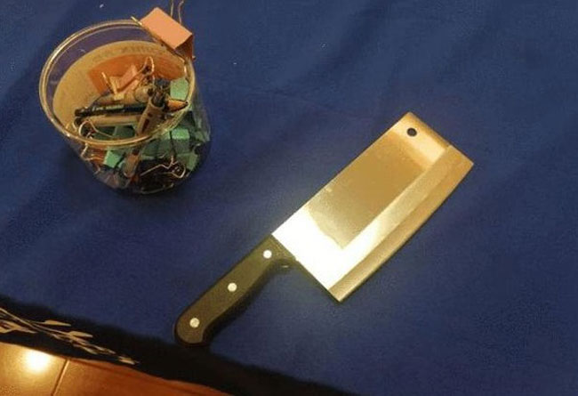 警方起获徐男企图抢劫银行使用的菜刀。