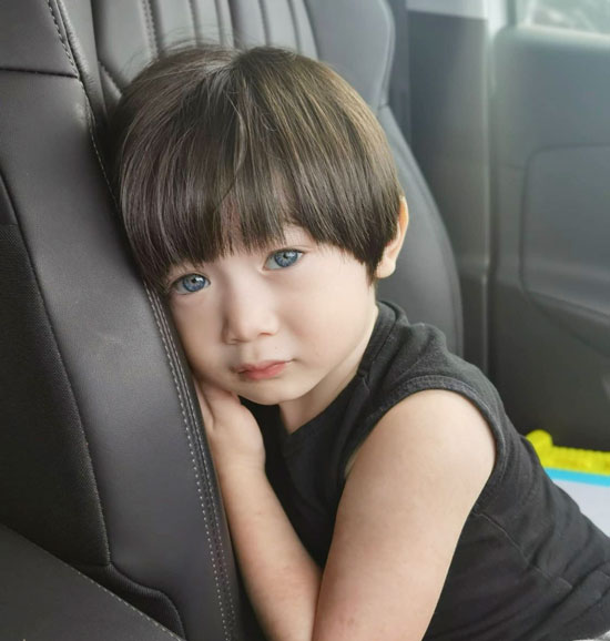 4岁的兹亚尤索夫拥有碧蓝色的眼睛，未来准备在华校受教育。
