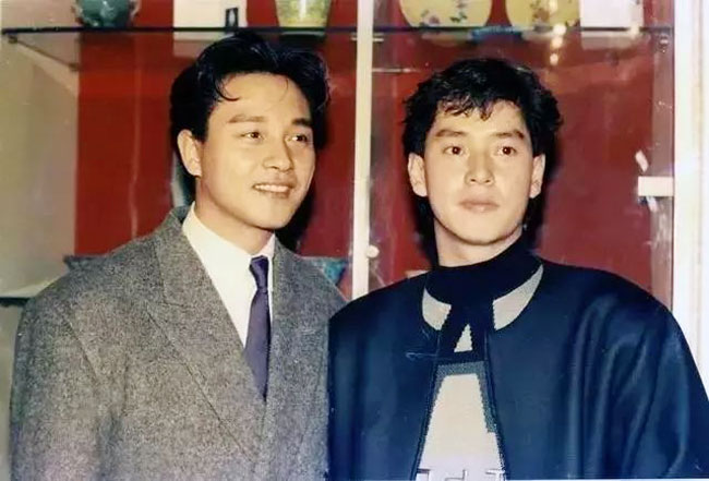 谭咏麟和张国荣当年人气高涨，双方粉丝曾在TVB打架半小时。