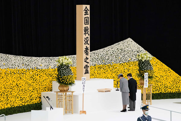 日皇德仁夫妇周日在东京出席全国战殁者追悼仪式。（法新社）