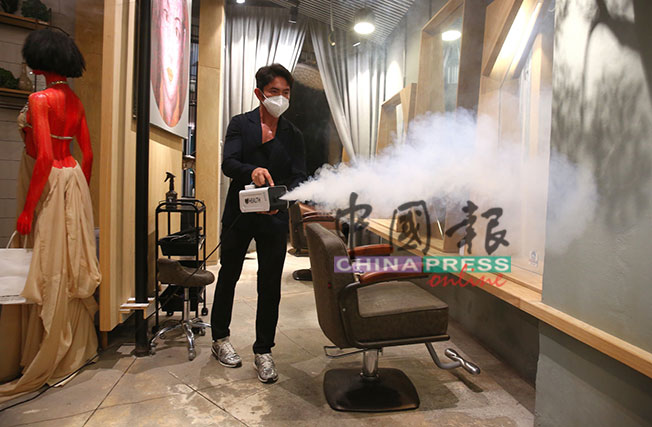 傅俊翔亲自为门市各个角落消毒，确保员工在安全且安心的环境接待客人。