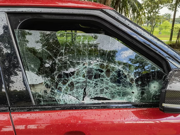 凶手朝死者轿车连开至少10枪，导致车窗弹孔累累。