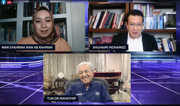 马哈迪（下）参与“马新社电视台”访谈节目。