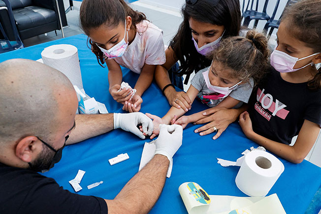 以色列儿童周日接受新冠病毒抗体检测。（法新社）