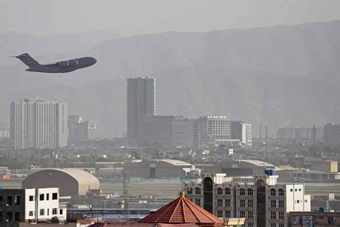 一架美国军机周五从喀布尔军用机场起飞。（法新社）
