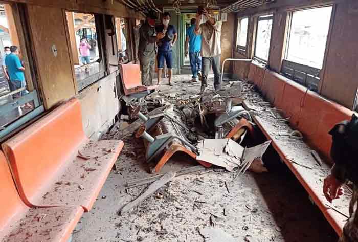 泰国一列货运列车遭到炸弹攻击，部分车厢严重受损。