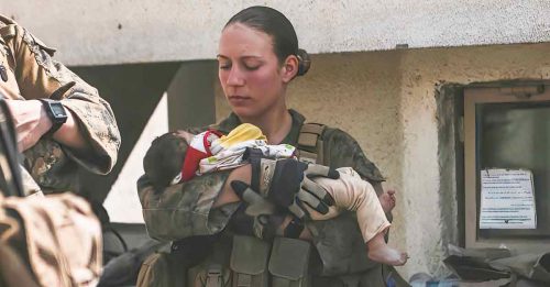 ◤喀布尔机场爆炸◢ 23岁美军身亡 安抚难民婴儿 成最后温暖遗照