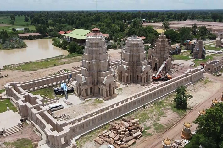 泰国武里南府兴建中的寺庙群，被指抄袭吴哥窟。