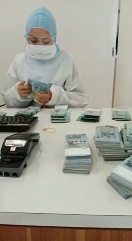 短视频可见，医院职员忙着计算一叠叠的50令吉钞票。
