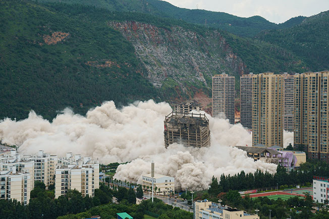 15幢公寓一次性被爆破拆除，在云南尚属首次。