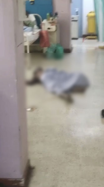 病人倒在病房地面上，被指无人理会。