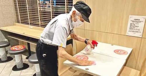 速食店最年长店员 93岁老翁一周4天夜班