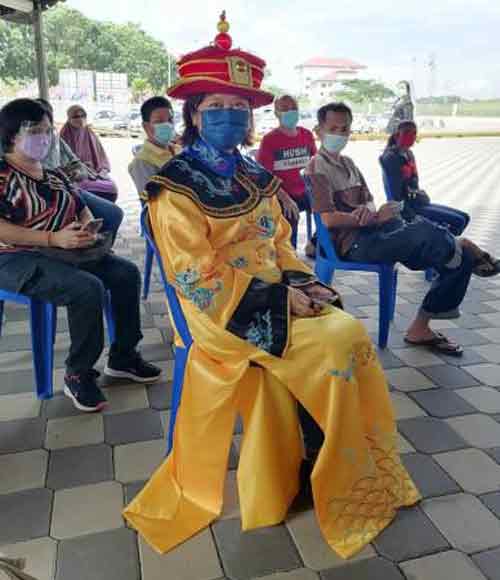 吴秀维扮成“皇上”去接种疫苗。