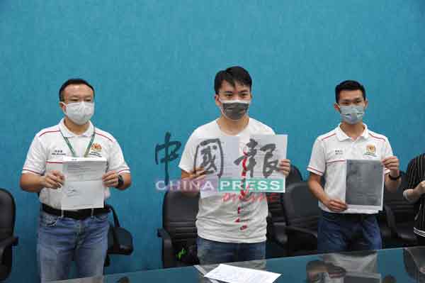 游佳豪（左）称有关口罩公司曾承诺还钱，但一直拖赖；右起是赖俊权和许家豪。