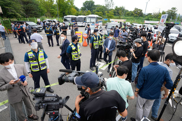 大批媒体在首尔看守所外驻守，抢报李在镕出狱的第一手消息。（美联社）