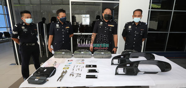 峇斯里（右2）展示警方捣毁偷车党时，起获的肢解零件及干案工具，左2是十五碑刑事调查主任阿纳斯副警监。