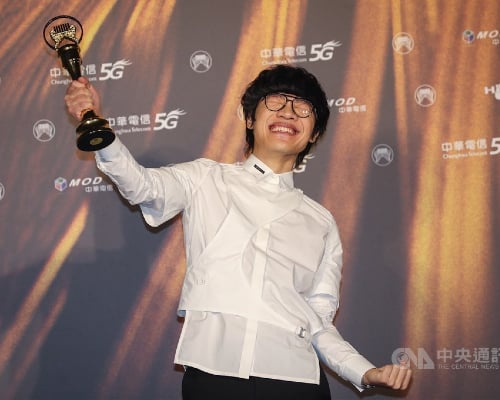 卢广仲演唱的《刻在我心底的名字》拿下年度歌曲奖。