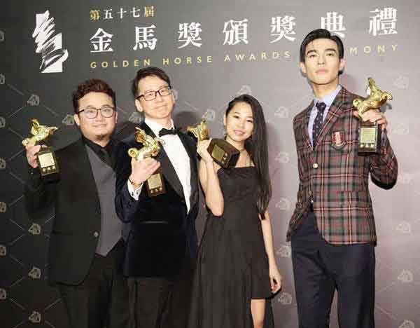 《刻在我心底的名字》获金马奖“最佳原创电影歌曲”奖，左起为佳旺、陈文华、许媛婷和电影男主角陈昊森。