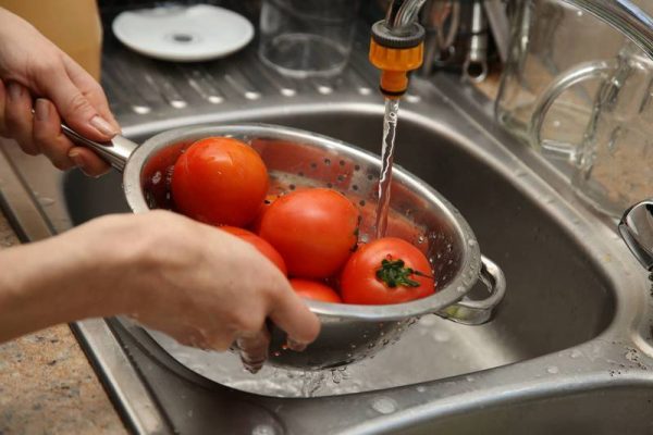 要烹饪时再清洗蔬果即可，如果先洗干净储存，会使细菌生长滋生，提升腐败几率。