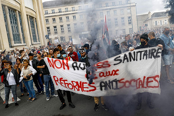 巴黎示威者举布条反对健康通行证。