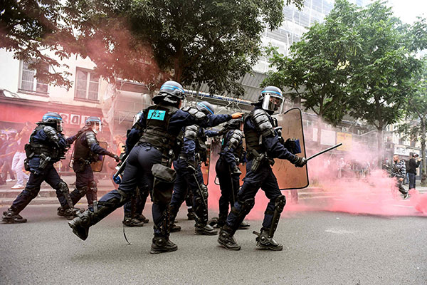 巴黎警方驱赶示威民众。