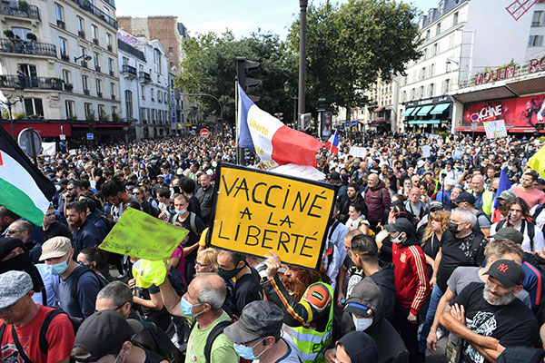 示威者举起标语牌，呼吁“自由接种疫苗”。