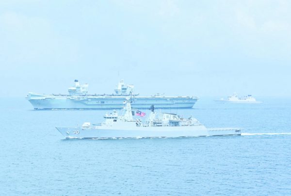马英两国海军在马六甲海峡展开交汇演习。