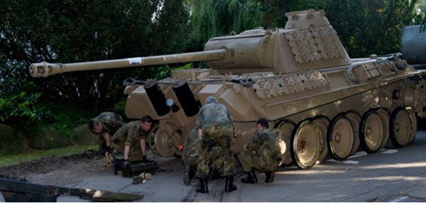 因为坦克的履带已经丢失，德国联邦国防军想办法将其拉动载走。