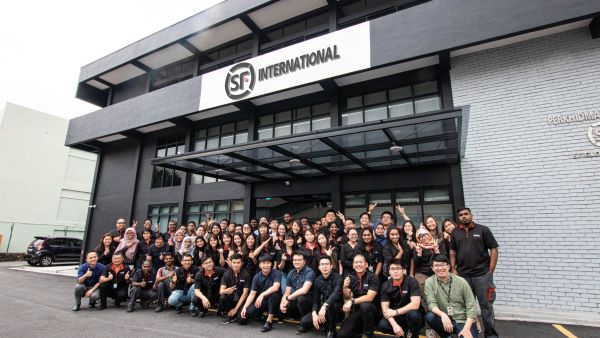 顺丰国际马来西亚全体员工同庆10周年里程碑，与卓越团队共同展望未来。