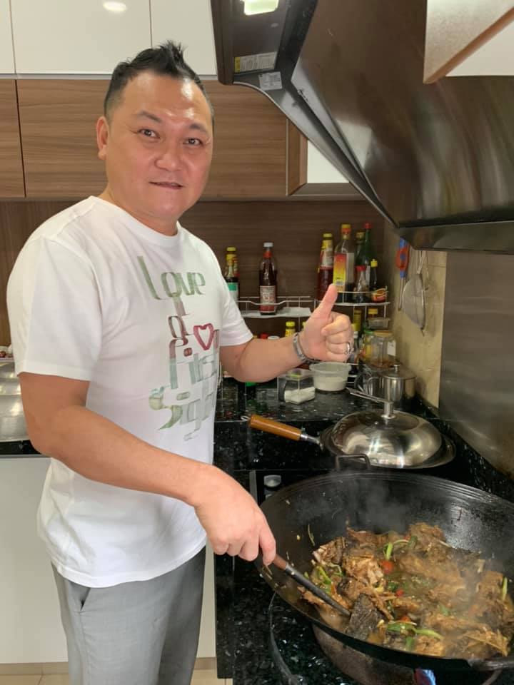 雷智雄直播的内容多元化，他不时会开直播教人煮菜。