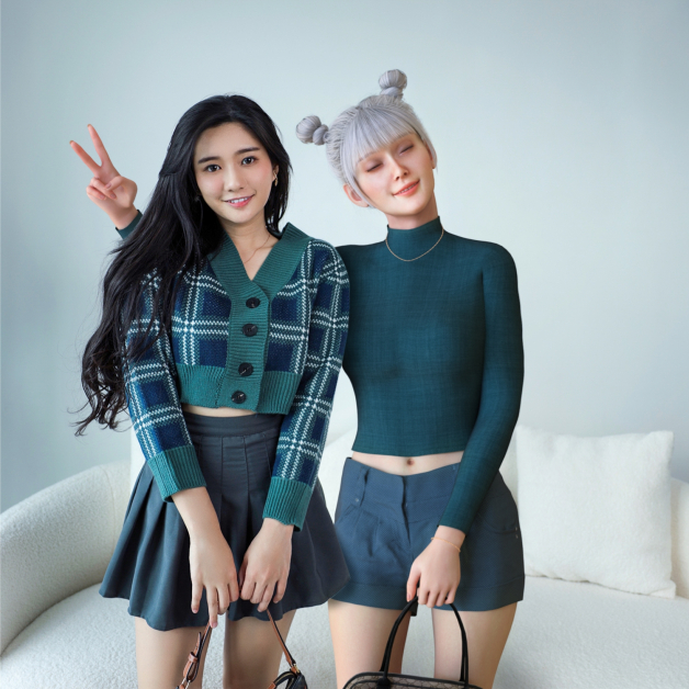 Melodee(右)和秋雯合影时,也会像真人那般眨眼,让网民觉得格外亲切。